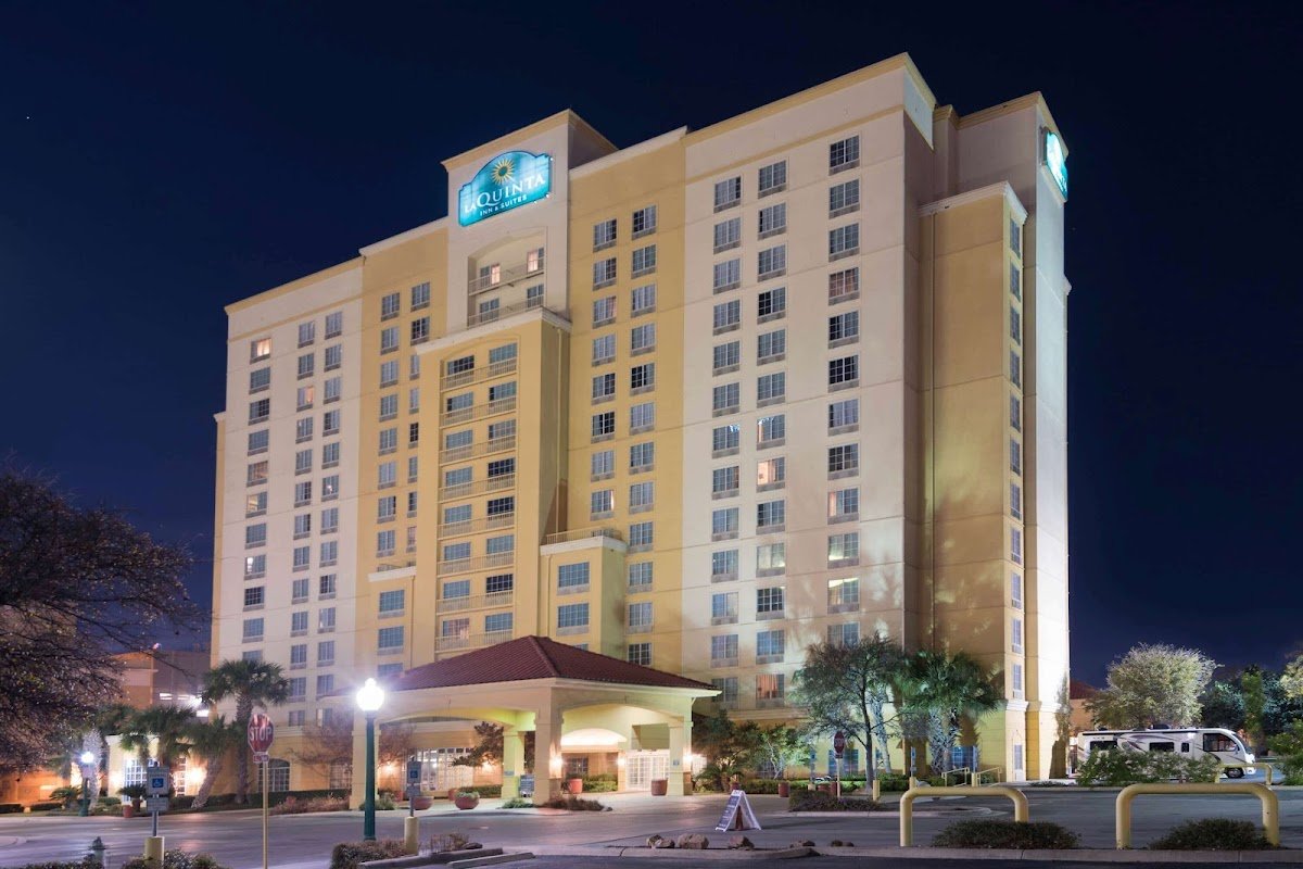 La Quinta Inn & Suites by Wyndham San Antonio Riverwalk - Photo 5