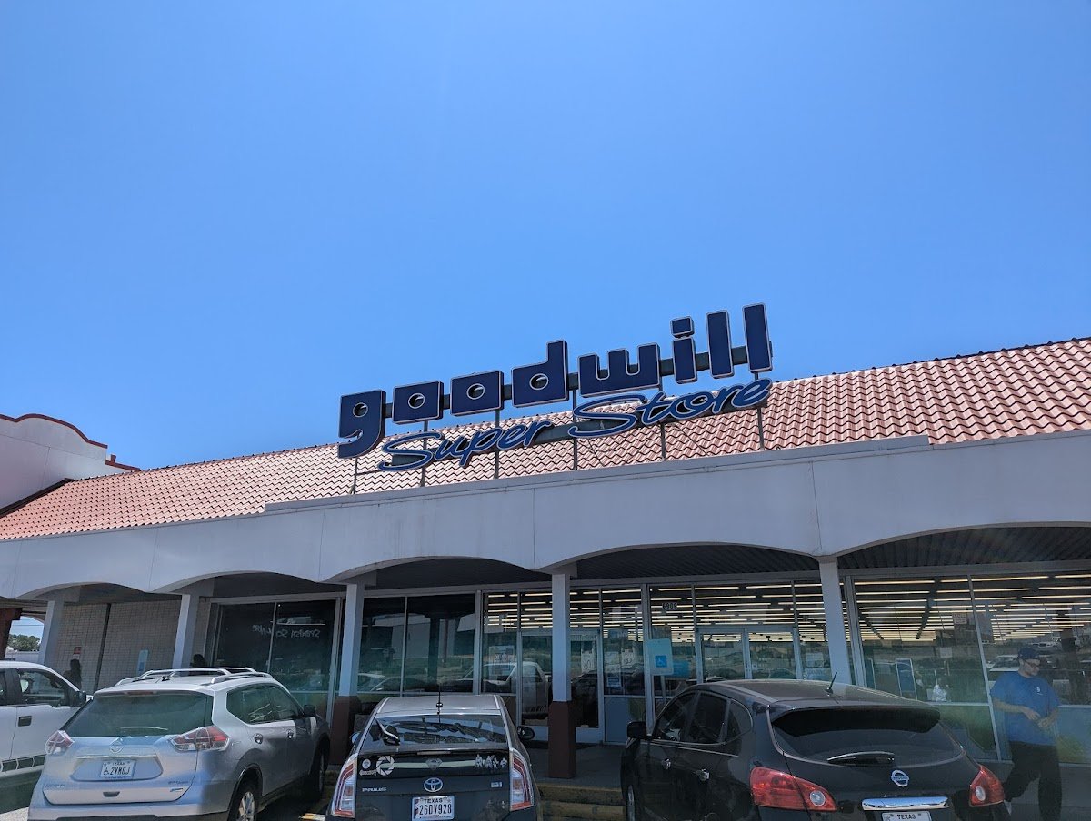 Goodwill Store - Camp Bowie - Photo 2