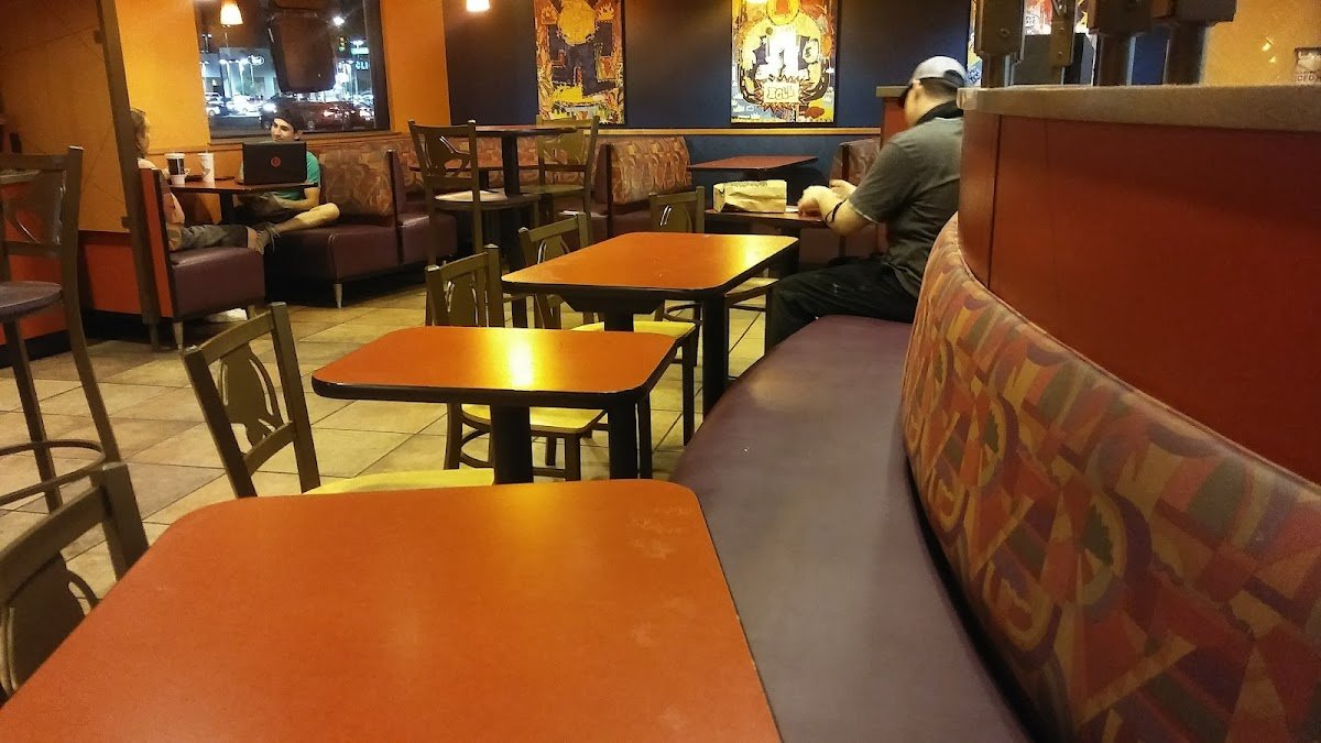 Oxford Plaza - Photo 3