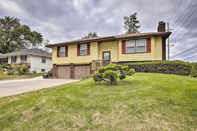 Pet-Friendly Getaway with Yard - 12Mi to Downtown KC - Holiday Home - Pet Shop in Kansas City