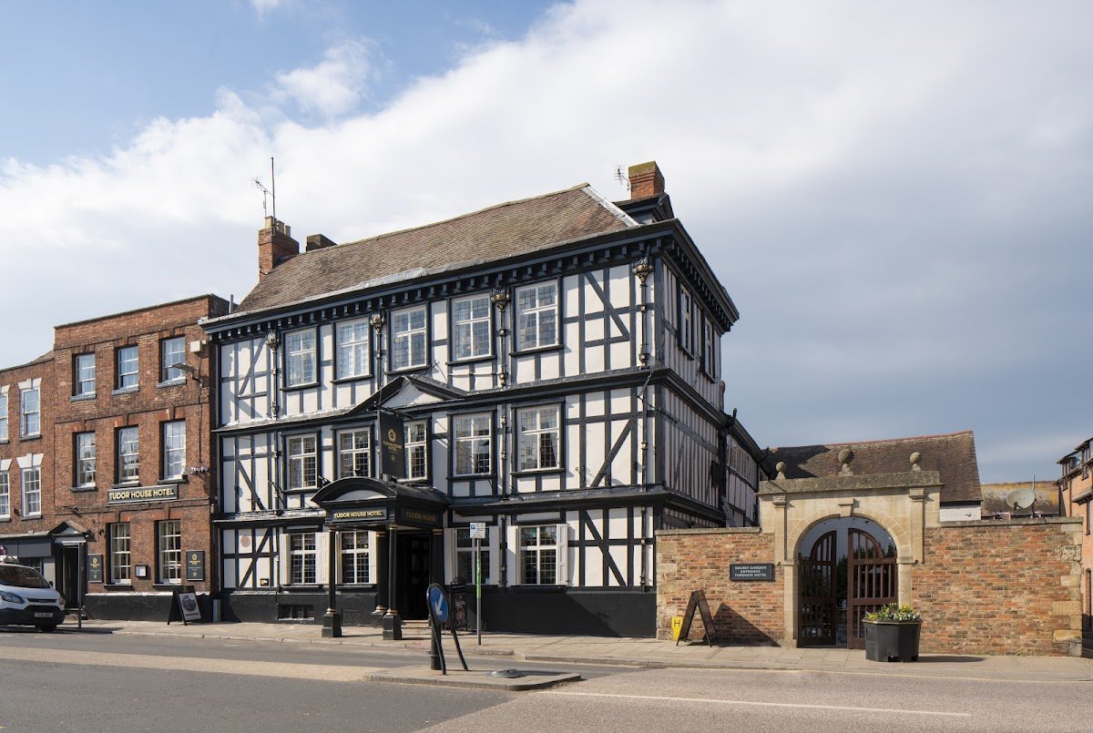 Lower Lode Inn - Photo 2