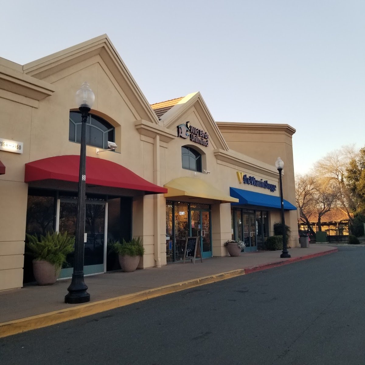 Courtyard Shopping Center - Photo 5