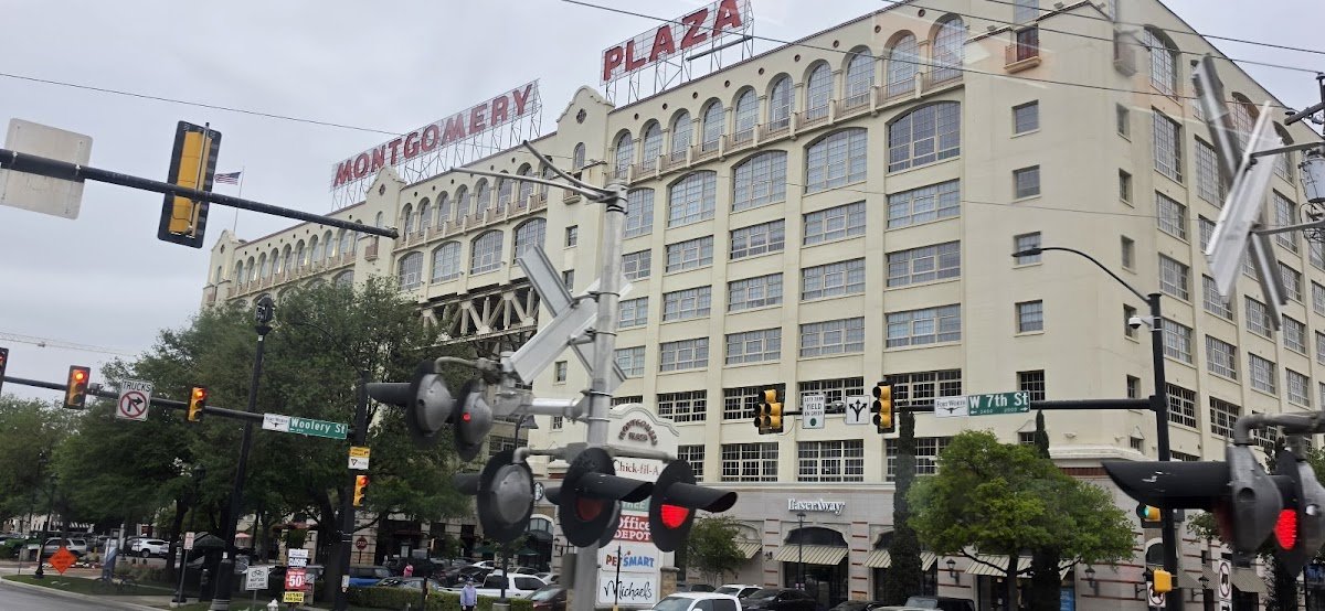 Montgomery Plaza - Photo 3